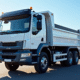 Camion benne blanc de 3 5 tonnes dans un concessionnaire