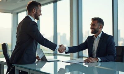 Entrepreneur confiant serrant la main d'un investisseur dans un bureau moderne