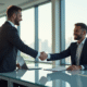 Entrepreneur confiant serrant la main d'un investisseur dans un bureau moderne