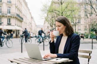 Femme travaillant au café parisien en terrasse