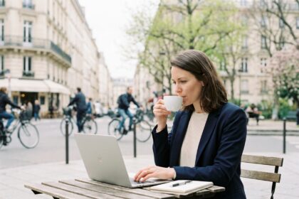 Femme travaillant au café parisien en terrasse