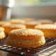 Biscuits joconde refroidissant dans une cuisine ensoleillee