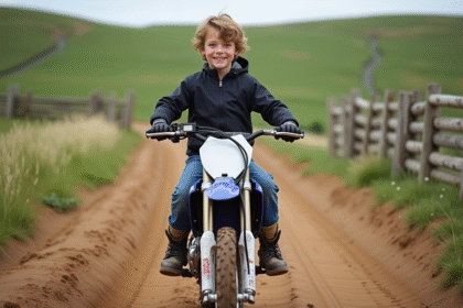 Garçon de 12 ans en motocross Yamaha en plein air