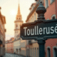 Panneau de rue à Toulouse avec code postal en matinée