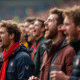 Supporters passionnes de football dans un stade animé