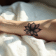 Premier plan d'un poignet avec tatouage lotus noir naturel